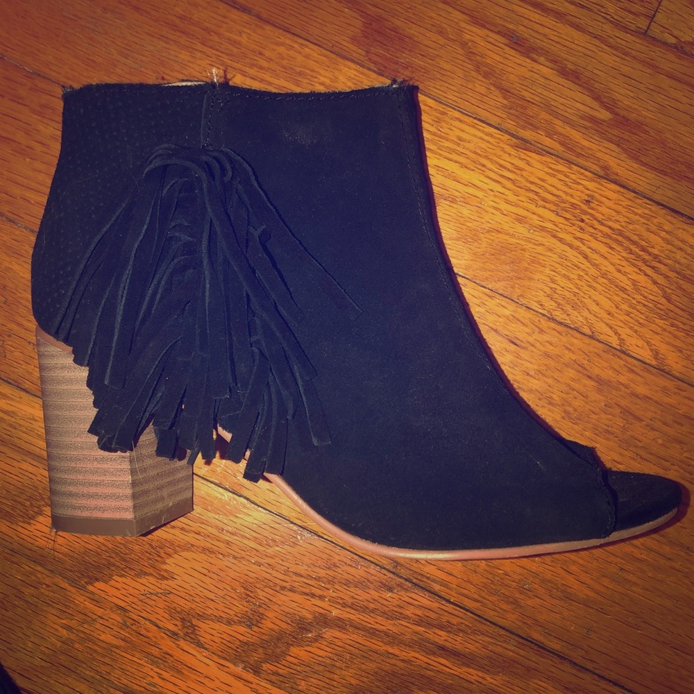 • Black Fridge Heels • Size 6 •
